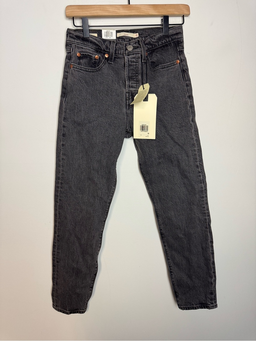NWT Levi’s Wedgie Tapered Leg Jeans Washed Black 25 - Picture 2 of 10